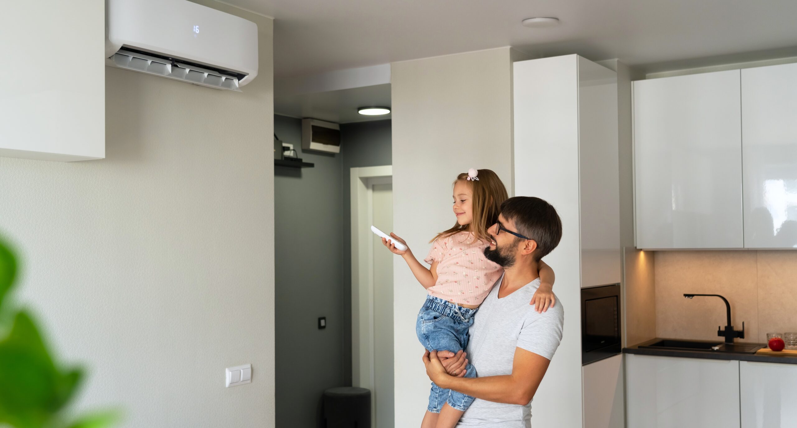 Vader en dochter genieten van duurzaam wooncomfort dankzij hun airco toestel op zonnepanelen.